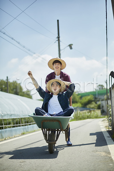 즐거움 20대 남자 두명 성인 성인남자만 한국인 JPG 아웃포커스 앞모습 포토 귀농 농부 농촌 미소(표정) 서기 손들기 수레 시골 앉기 야외 양주(한국) 장난 전신 주간 짐수레 청년농부 친구