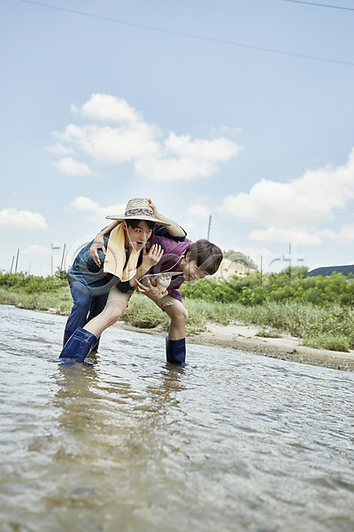 즐거움 20대 남자 두명 성인 성인남자만 한국인 JPG 아웃포커스 앞모습 포토 개울 계곡 귀농 농부 농촌 물놀이 미소(표정) 상반신 서기 시골 야외 양주(한국) 장난 주간 청년농부 친구