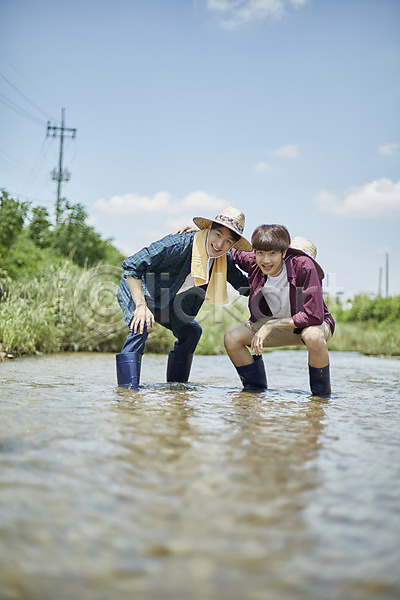 즐거움 20대 남자 두명 성인 성인남자만 한국인 JPG 아웃포커스 앞모습 포토 개울 계곡 귀농 농부 농촌 물놀이 미소(표정) 상반신 서기 시골 야외 양주(한국) 어깨동무 주간 청년농부 친구