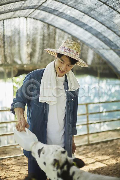 20대 남자 남자한명만 성인 성인남자한명만 한국인 한명 JPG 아웃포커스 앞모습 포토 귀농 농부 농촌 미소(표정) 상반신 서기 송아지 시골 야외 양주(한국) 외양간 우유 젖 종아리 주간 청년농부 헛간 흰우유