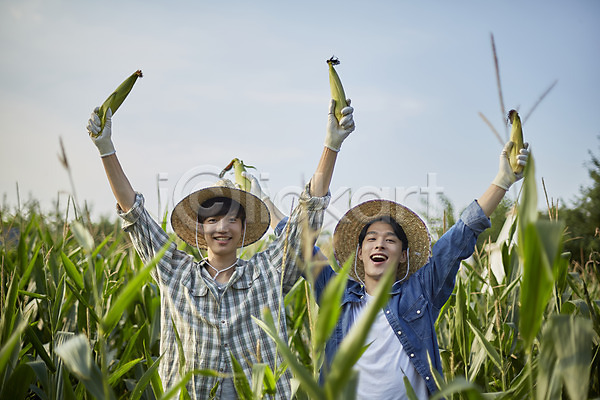 20대 남자 두명 성인 성인남자만 한국인 JPG 아웃포커스 앞모습 포토 귀농 농부 농사 농업 농촌 들기 미소(표정) 상반신 서기 손들기 시골 야외 양주(한국) 옥수수 옥수수밭 장난 주간 청년농부 친구
