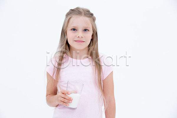 서양인 어린이 여자 한명 JPG 앞모습 포토 건강 들기 상반신 스튜디오촬영 실내 어린이라이프 우유 잔