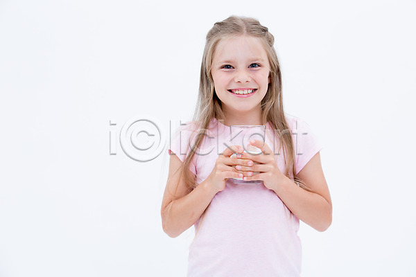 서양인 어린이 여자 한명 JPG 앞모습 포토 건강 들기 상반신 스튜디오촬영 실내 어린이라이프 우유 웃음 잔
