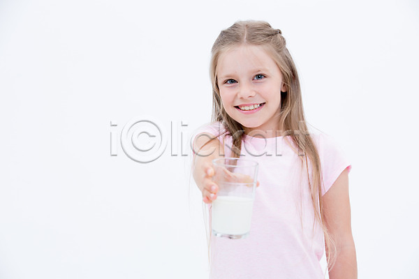 서양인 어린이 여자 한명 JPG 앞모습 포토 건강 들기 상반신 스튜디오촬영 실내 어린이라이프 우유 웃음 잔