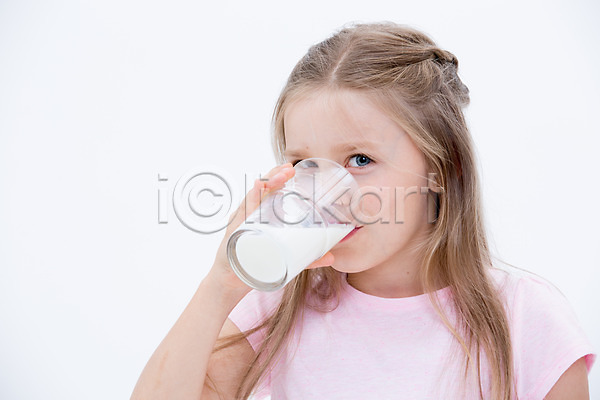 서양인 어린이 여자 한명 JPG 앞모습 포토 건강 들기 마시기 상반신 스튜디오촬영 실내 어린이라이프 우유 잔