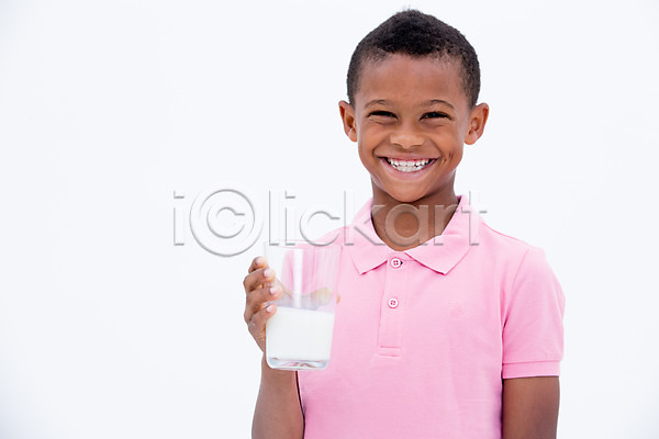 남자 서양인 어린이 한명 흑인 JPG 앞모습 포토 건강 들기 상반신 스튜디오촬영 실내 어린이라이프 우유 웃음 잔
