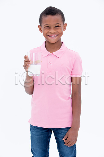 남자 서양인 어린이 한명 흑인 JPG 앞모습 포토 건강 들기 서기 스튜디오촬영 실내 어린이라이프 우유 웃음 잔