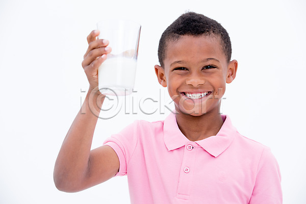 남자 서양인 어린이 한명 흑인 JPG 앞모습 포토 건강 들기 상반신 스튜디오촬영 실내 어린이라이프 우유 웃음 잔