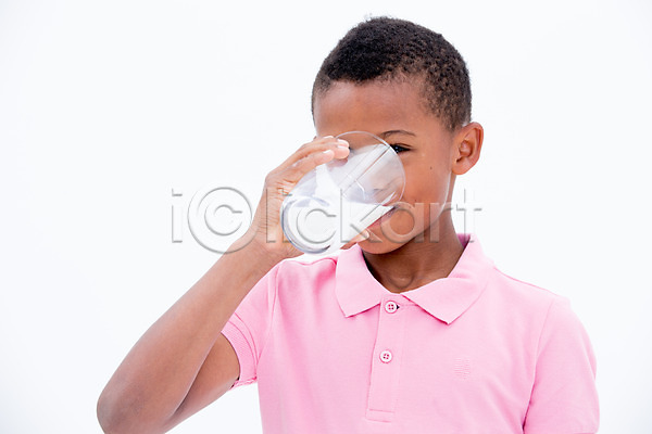 남자 서양인 어린이 한명 흑인 JPG 앞모습 포토 건강 들기 마시기 상반신 스튜디오촬영 실내 어린이라이프 우유 잔