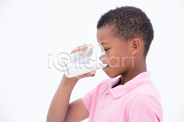 남자 서양인 어린이 한명 흑인 JPG 옆모습 포토 건강 들기 마시기 상반신 스튜디오촬영 실내 어린이라이프 우유 잔