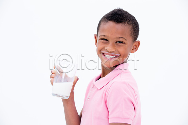 남자 서양인 어린이 한명 흑인 JPG 옆모습 포토 건강 들기 상반신 스튜디오촬영 실내 어린이라이프 우유 웃음 잔