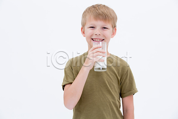 남자 서양인 어린이 한명 JPG 앞모습 포토 건강 들기 상반신 스튜디오촬영 실내 어린이라이프 우유 웃음 잔