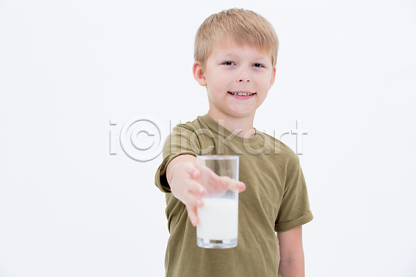 남자 서양인 어린이 한명 JPG 앞모습 포토 건강 들기 상반신 스튜디오촬영 실내 어린이라이프 우유 잔