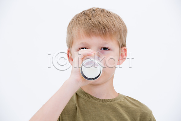 남자 서양인 어린이 한명 JPG 앞모습 포토 건강 들기 마시기 상반신 스튜디오촬영 실내 어린이라이프 우유 잔