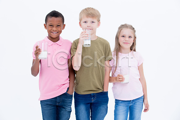 남자 서양인 세명 어린이 여자 흑인 JPG 앞모습 포토 건강 들기 상반신 스튜디오촬영 실내 어린이라이프 우유 웃음 잔 친구