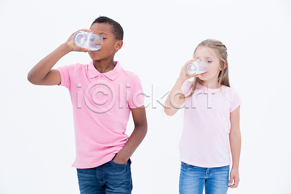 남자 두명 서양인 어린이 여자 흑인 JPG 앞모습 포토 들기 마시기 상반신 스튜디오촬영 실내 어린이라이프 우유 잔 친구