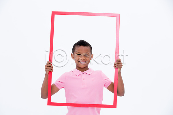남자 서양인 소년 소년한명만 어린이 한명 흑인 JPG 앞모습 포토 들기 사진틀 상반신 스튜디오촬영 실내 어린이라이프 웃음 프레임