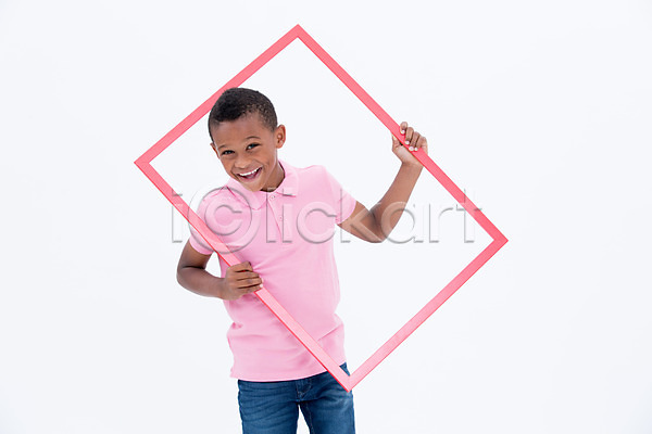 남자 서양인 소년 소년한명만 어린이 한명 흑인 JPG 앞모습 포토 들기 사진틀 상반신 스튜디오촬영 실내 어린이라이프 웃음 프레임