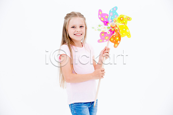 서양인 어린이 여자 한명 JPG 앞모습 포토 들기 바람개비 상반신 스튜디오촬영 실내 어린이라이프 웃음