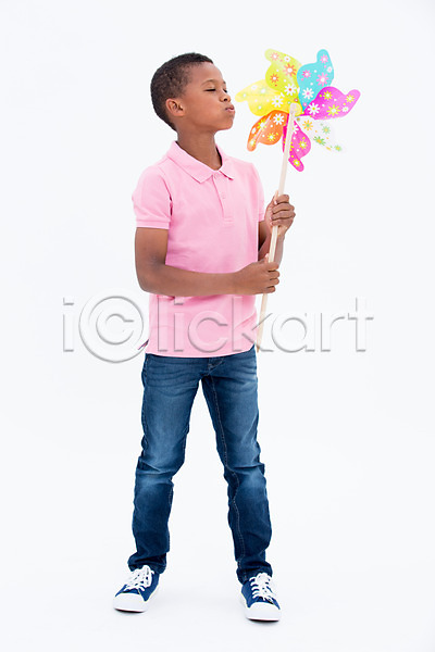 남자 서양인 어린이 한명 흑인 JPG 앞모습 포토 들기 바람개비 불기 서기 스튜디오촬영 실내 어린이라이프 전신