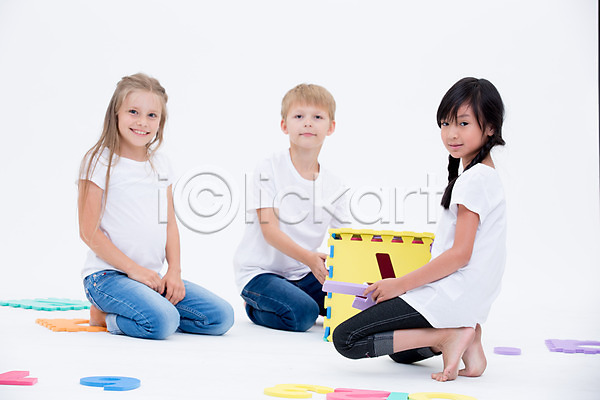 남자 동양인 서양인 세명 어린이 여자 JPG 앞모습 포토 교육 숫자 숫자카드 스튜디오촬영 실내 앉기 어린이라이프 웃음 전신 친구