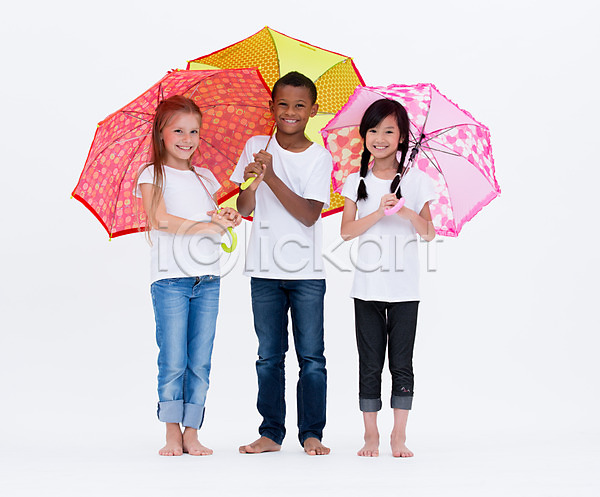 남자 동양인 서양인 세명 어린이 여자 흑인 JPG 앞모습 포토 글로벌 들기 서기 스튜디오촬영 실내 어린이라이프 우산 웃음 전신 친구