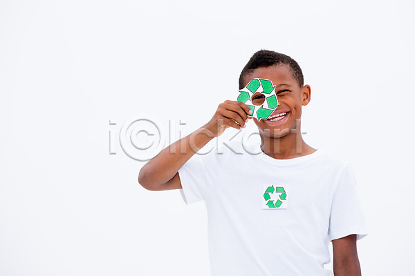 남자 서양인 어린이 한명 흑인 JPG 앞모습 포토 그린캠페인 들기 상반신 스튜디오촬영 실내 어린이라이프 웃음 자연보호 재활용 화살표