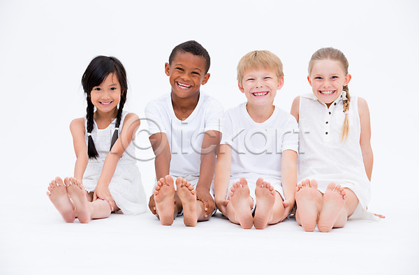 남자 동양인 서양인 어린이 여러명 여자 흑인 JPG 앞모습 포토 글로벌 스튜디오촬영 실내 앉기 어린이라이프 웃음 전신 친구