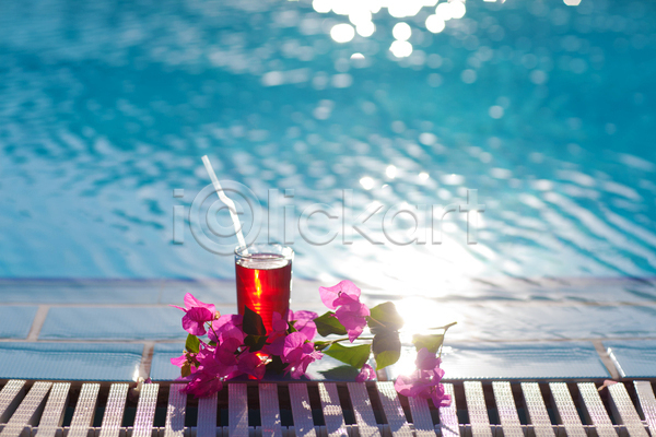 사람없음 JPG 아웃포커스 포토 해외이미지 꽃 빛 수영장 야외 여름(계절) 주간 칵테일 한잔 해외202004