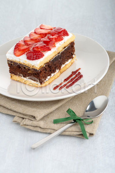 달콤 사람없음 JPG 포토 해외이미지 딸기 리본 숟가락 식탁보 실내 접시 케이크 해외202004 흰배경