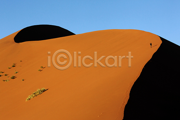 사람 한명 JPG 포토 해외이미지 나미비아 모래언덕 사막 야외 전경 주간 주황색 풍경(경치) 해외202004