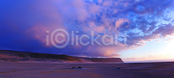 따뜻함 사람 사람없음 JPG 포토 해외이미지 S 가장자리 강렬 검은색 공상 구름 금지 꿈 넘어짐 대서양 모래 물 물결 바다 반사 북쪽 산 수평선 스칸디나비아 시골 아이슬란드 야외 여름 이국적 일몰 자연 컬러풀 파노라마 파도 파란색 풍경 하늘 해외202004 해외포토 호수 흰색