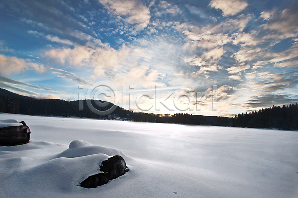 추위 사람없음 JPG 포토 해외이미지 겨울 구름(자연) 나무 냉동 물 빨간색 서리 숲 야외 오렌지 일몰 일출 자연 태양 파란색 풍경(경치) 하늘 해외202004 호수 황무지
