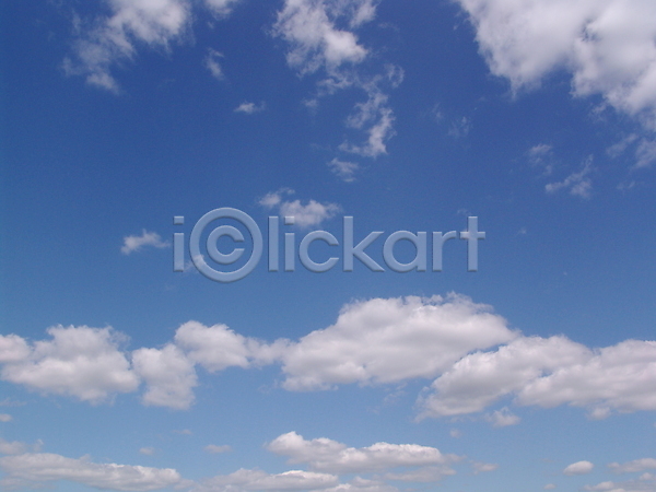 분위기 사람없음 JPG 포토 해외이미지 계절 구름(자연) 날씨 맑음 백그라운드 봄 빛 수분 야외 여름(계절) 자연 천국 태양 파란색 풍경(경치) 하늘 하늘색 해외202004 햇빛 환경 흐림 흰색