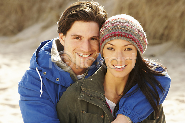 사랑 즐거움 함께함 20대 30대 두명 백인 JPG 포토 해외이미지 가을(계절) 겨울 야외 웃음 커플 포옹 해외202004 휴가