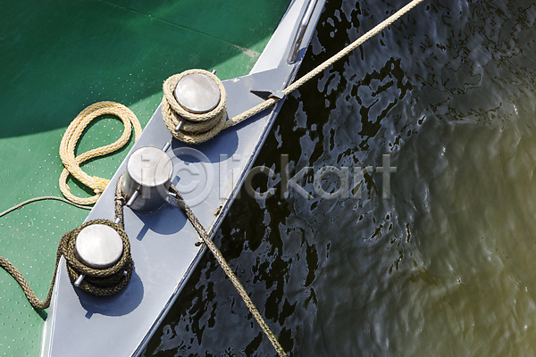 사람없음 JPG 포토 해외이미지 갑판 금속 매듭 묘사 물 바다 밧줄 보안 보트 선 안전 야외 장비 포트 함선 항구 항해 해외202004 흰색