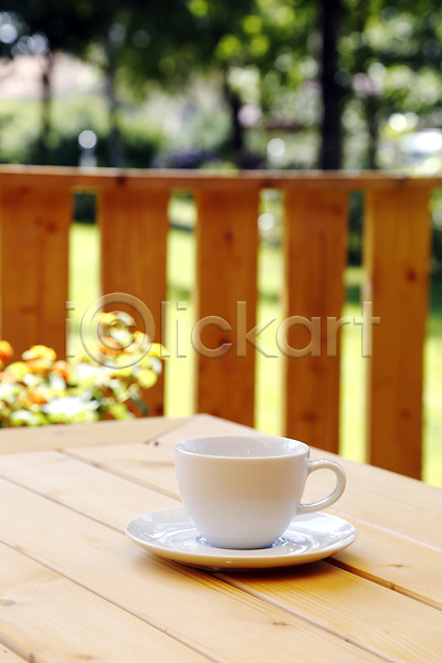 사람없음 JPG 포토 해외이미지 갈색 거품 그릇 따뜻한음료 식기 우유 음료 정원 카푸치노 커피 커피잔 컵 탁자 해외202004 흰색