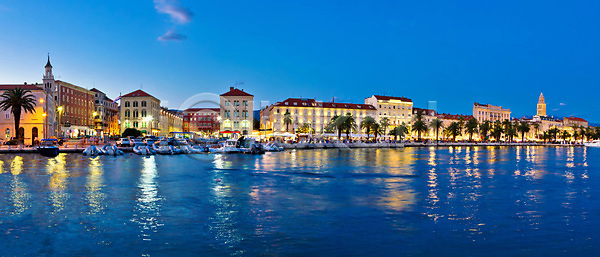 사람없음 JPG 포토 해외이미지 거리 건축양식 교회 궁전 다리찢기 달마시안 도시 도시풍경 만 물 바다 바위 보트 성당 손바닥 안테나 야간 여행객 역사 외관 요트 유럽 저녁 지중해 컬러풀 크로아티아 타운 파노라마 파란색 항구 항해 해외202004 해외포토 휴가