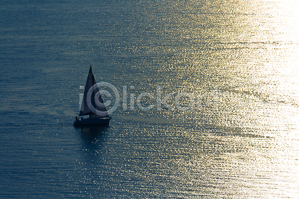 사람없음 JPG 소프트포커스 실루엣 포토 해외이미지 물 바다 반짝임 보트 빛 슬로베니아 야외 여름(계절) 요트 유럽 지중해 파란색 함선 해외202004 햇빛 황금