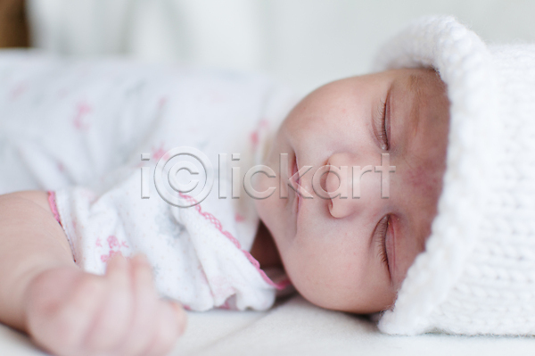 백인 사람 아기 한명 JPG 근접촬영 포토 해외이미지 신생아 얼굴 잠 해외202004 흰색