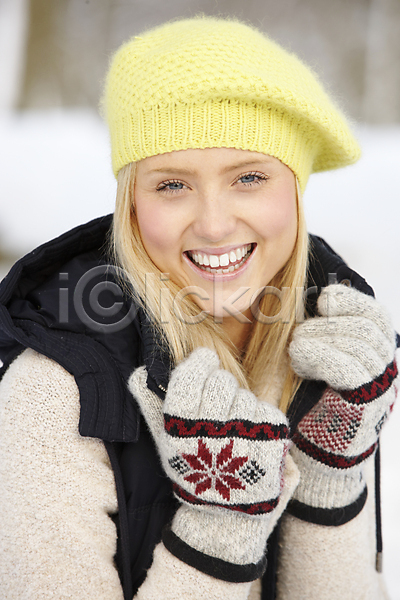 즐거움 추위 행복 10대 백인 사람 여자 한명 JPG 포토 해외이미지 겨울 계절 금발 날씨 냉동 눈내림 니트 닫기 뜨개옷 목도리 미소(표정) 세로 야외 웃음 잡기 장면 정원 풍경(경치) 해외202004