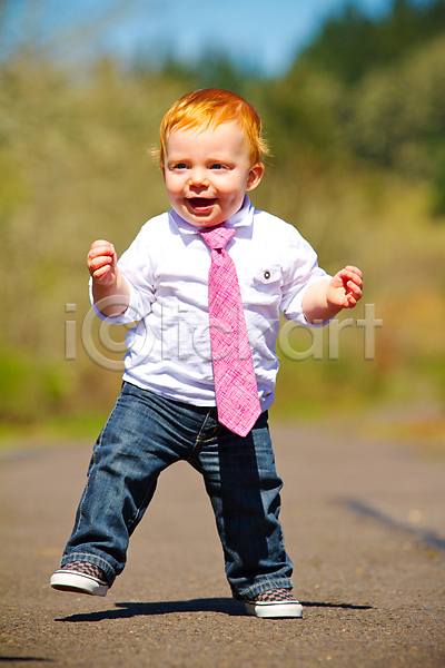 산책 행복 남자 백인 사람 아기 어린이 한명 JPG 포토 해외이미지 1 걷기 걸음마 넥타이 단계 달리기 빨간머리 빨간색 생강 야외 해외202004 흰색