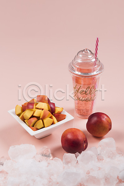 사람없음 JPG 포토 과일 과일조각 두개 얼음 음료 접시 제철 제철과일 천도복숭아 텀블러