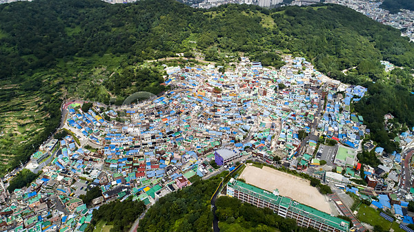 사람없음 JPG 포토 하이앵글 항공촬영 감천문화마을 마을 부산 산 알록달록 야외 오색 주간 주택 지붕 컬러풀 풍경(경치) 학교 한국