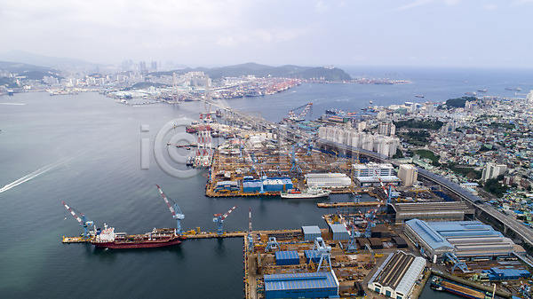 사람없음 JPG 포토 하이앵글 항공촬영 건물 바다 배(교통) 부산 부산항 빌딩 야외 주간 풍경(경치) 한국 항구