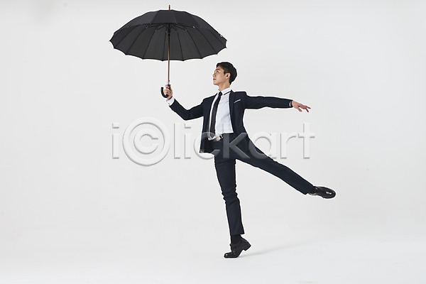 30대 남자 성인 성인남자한명만 한국인 한명 JPG 앞모습 포토 다리들기 들기 발레 비즈니스 스튜디오촬영 실내 우산 응시 전신 정장 춤 춤동작 포즈