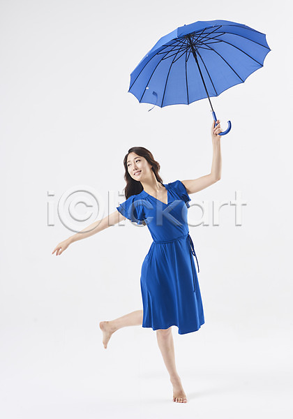 20대 성인 성인여자한명만 여자 한국인 한명 JPG 앞모습 포토 다리들기 들기 발레 스튜디오촬영 실내 우산 웃음 응시 전신 춤 포즈