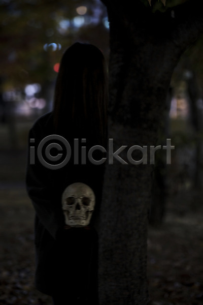성인 여자 한명 JPG 아웃포커스 앞모습 포토 공포 나무 상반신 서기 야간 야외 처녀귀신 할로윈 해골