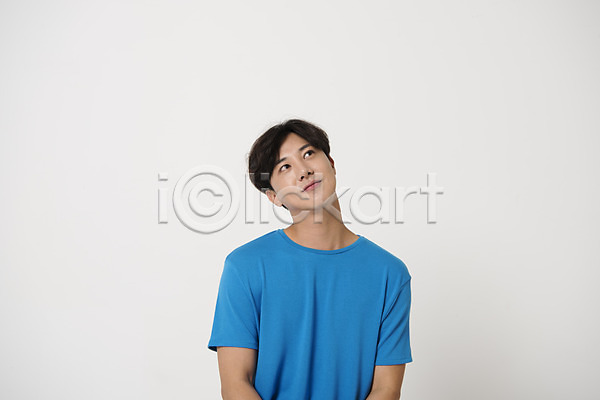 20대 남자 남자한명만 성인 성인남자한명만 한국인 한명 JPG 앞모습 포토 모션 상반신 생각 스튜디오촬영 실내 올려보기 컬러 파란색 표정 흰배경