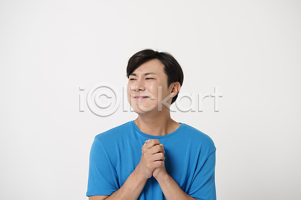 간절함 기쁨 행복 20대 남자 남자한명만 성인 성인남자한명만 한국인 한명 JPG 앞모습 포토 모션 미소(표정) 상반신 스튜디오촬영 실내 컬러 파란색 표정 흰배경